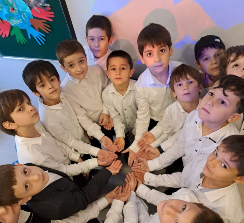 Во 2в классе прошёл классный час на тему: «День единства народов Дагестана»