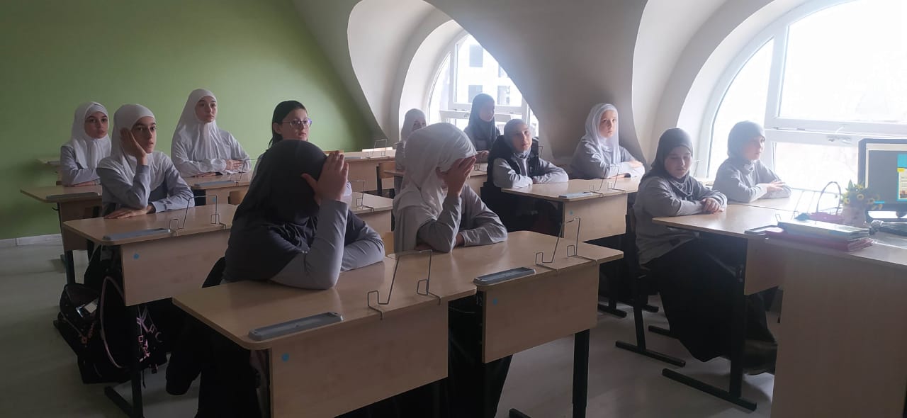 Классный час «Инструкции: как себя вести на железной дороге» в 5 «В» классе